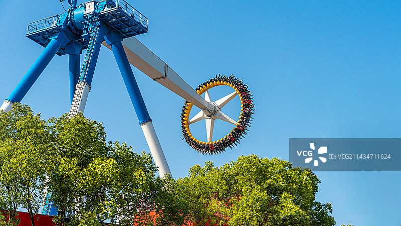 武汉欢乐谷太阳神车大摆锤图片素材