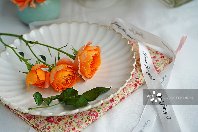 盘中花朵特写图片素材