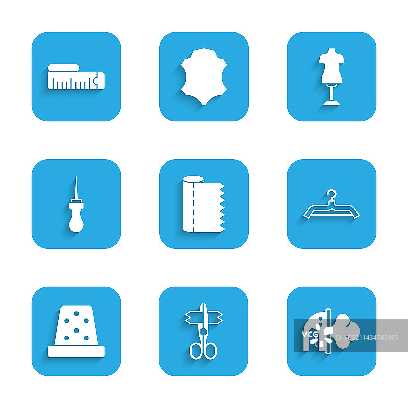 纺织面料卷、剪刀、电熨斗套装图片素材