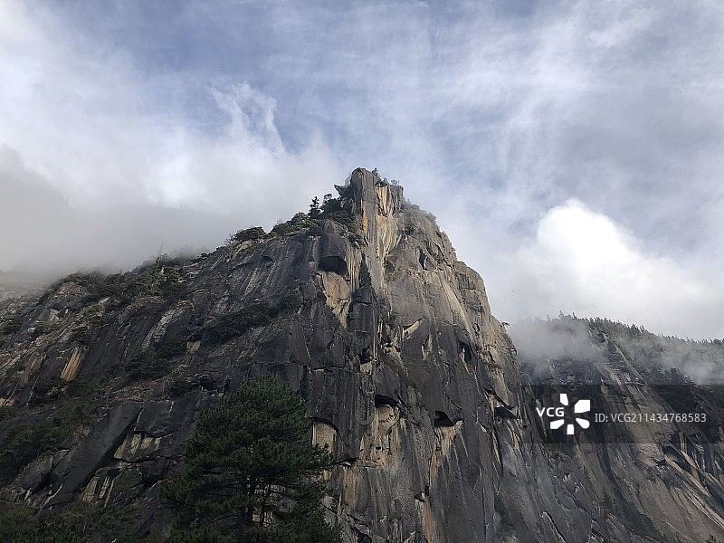 云雾缭绕的山峰卡定沟图片素材