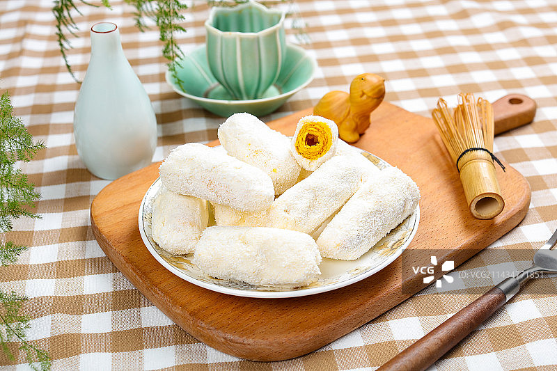 海南特产美食点心椰蓉酥饼图片素材
