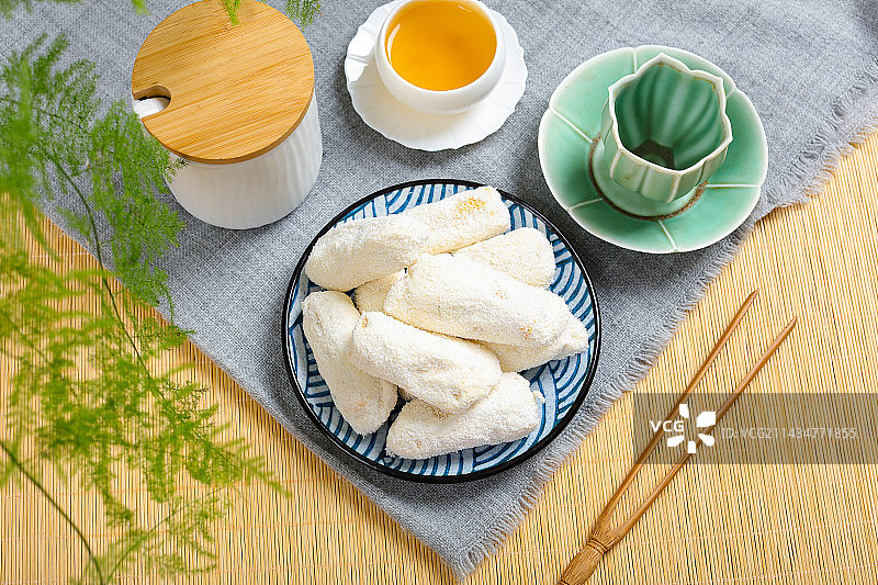 海南特产美食点心椰蓉酥饼图片素材