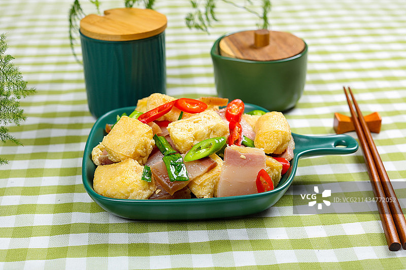 家常小炒菜肴油豆腐泡炒腊肉图片素材