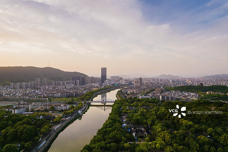 日落时分，诸暨西施故里与浦阳江两岸城市风光，浣纱大桥图片素材