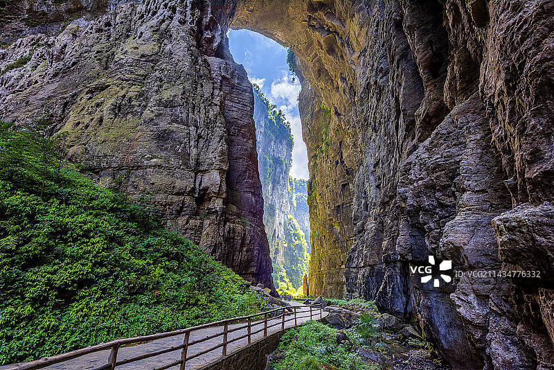 中国重庆武隆天生三桥景区青龙天坑图片素材