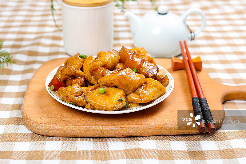 美味家常菜油豆腐炖红烧肉图片素材