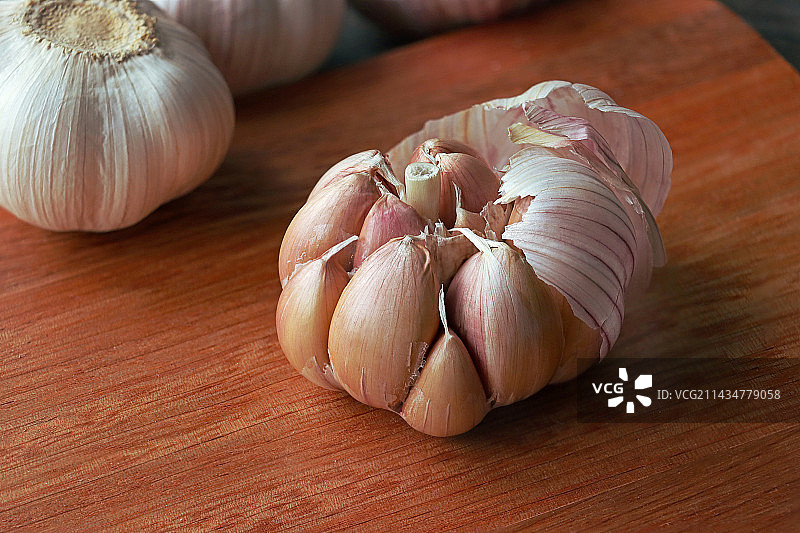 桌上大蒜的特写镜头图片素材