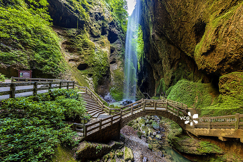 中国重庆武隆龙水峡地缝的瀑布图片素材