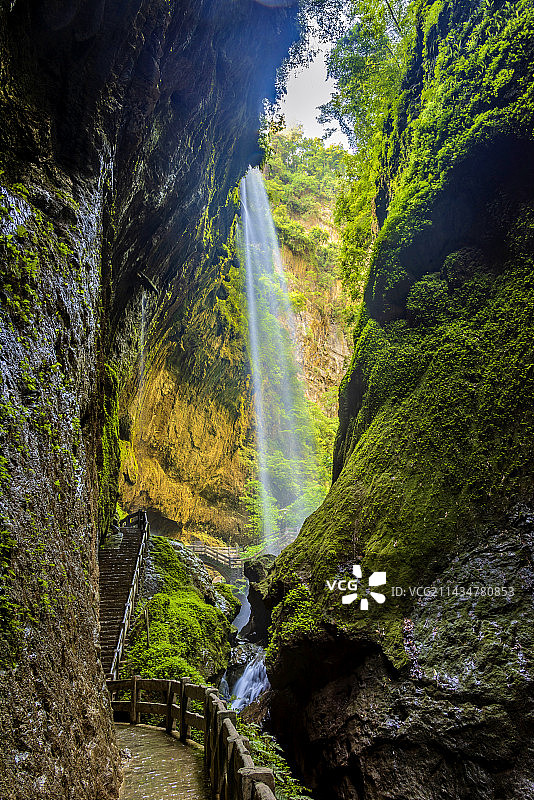 中国重庆武隆龙水峡地缝的瀑布图片素材
