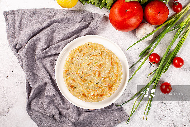 一盘美味的葱油饼图片素材