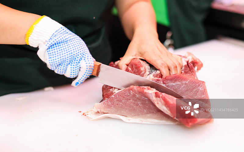 在桌子上准备切肉图片素材