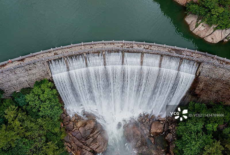 青岛崂山景观龙潭喷雨图片素材