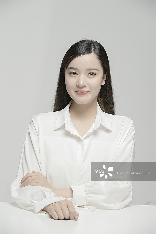 灰色背景下的年轻女子肖像图片素材