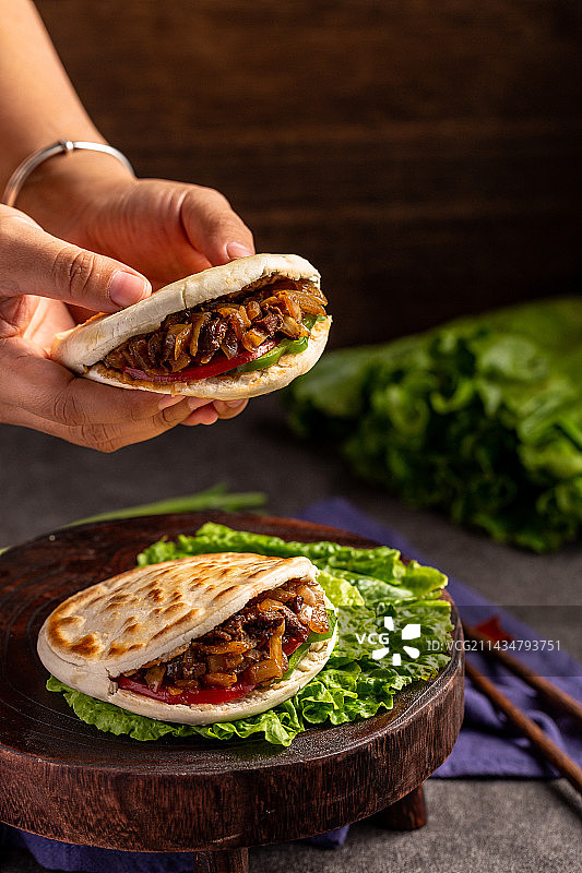 满满一盘白吉馍饼图片素材