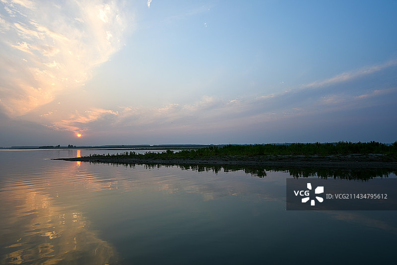 天空和江水图片素材