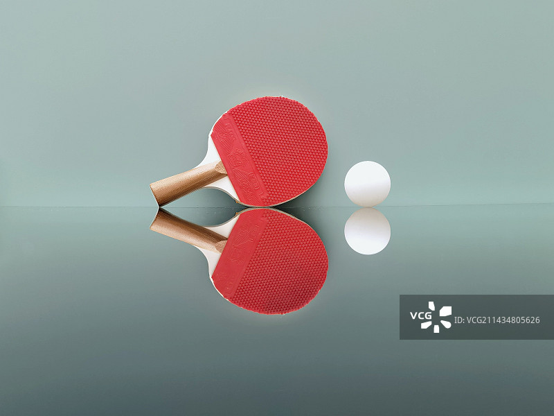 桌上乒乓球与球拍的特写镜头图片素材