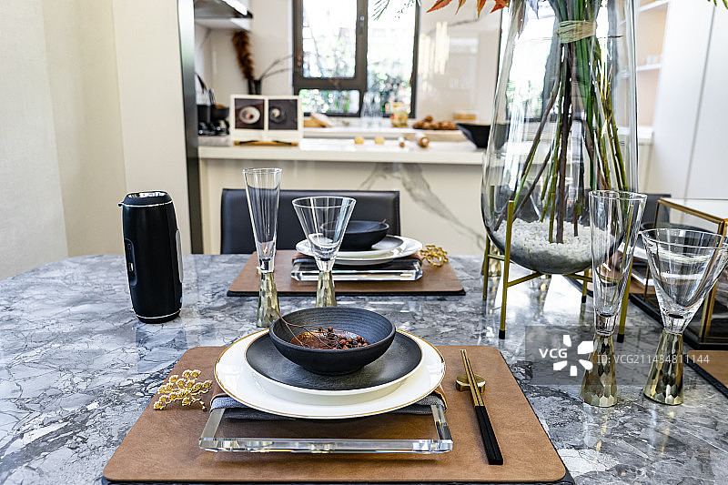 中国房地产城市生活拍摄主题，住宅内部环境，餐厅餐桌上的厨具和花瓶插画装饰物，室内无人图像摄影图片素材