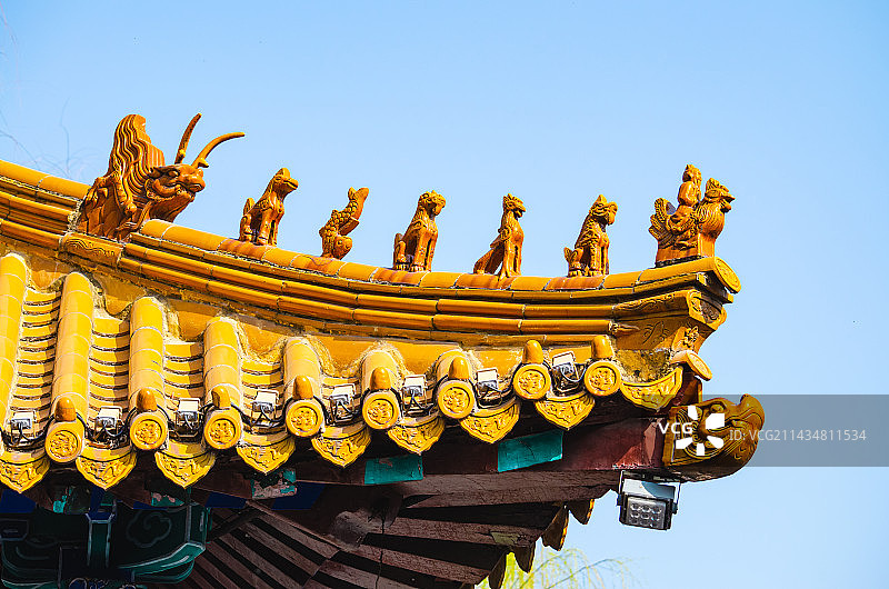 中国古代明朝风格传统建筑拍摄主题，亭台楼阁古亭子上的屋脊兽雕塑雕像，户外白昼无人图像摄影图片素材