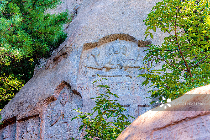 中国辽宁阜新海棠山的摩崖造像图片素材