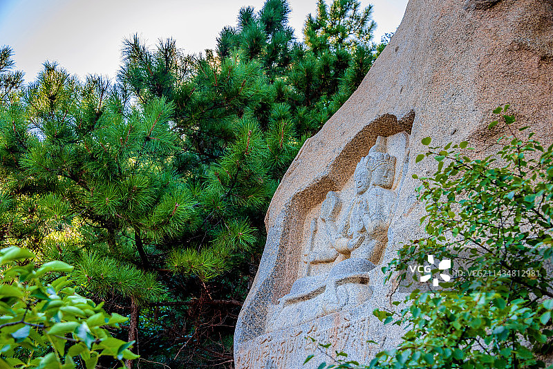 中国辽宁阜新海棠山的摩崖造像图片素材