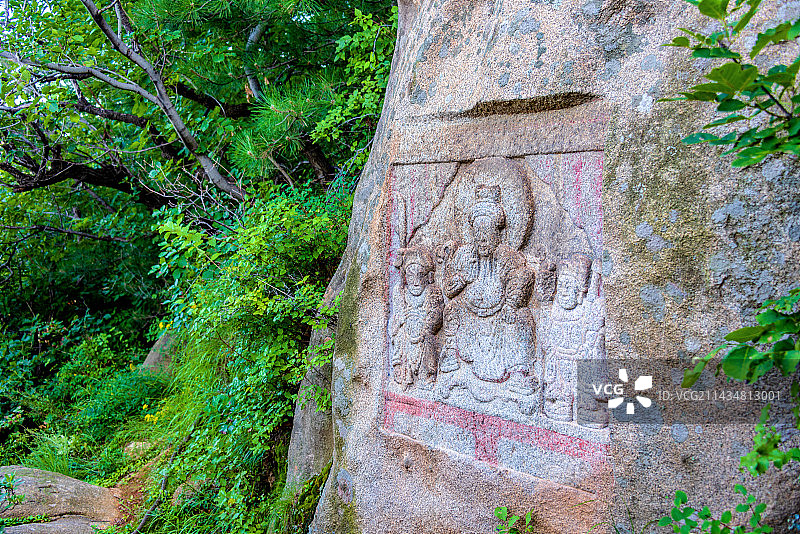 中国辽宁阜新海棠山的摩崖造像图片素材