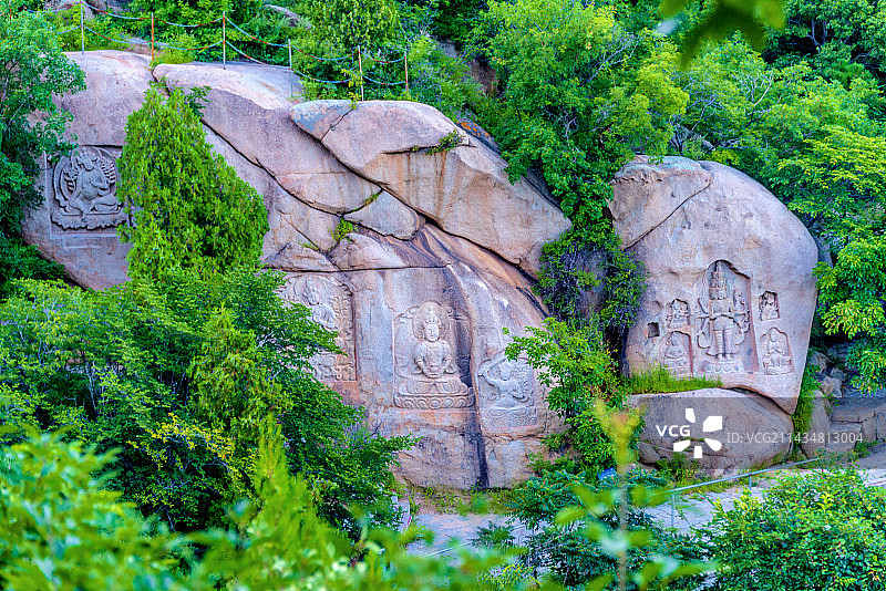 中国辽宁阜新海棠山的摩崖造像图片素材