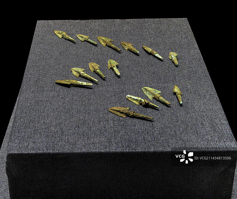 中国商代冷兵器，铜矛，铜镞图片素材