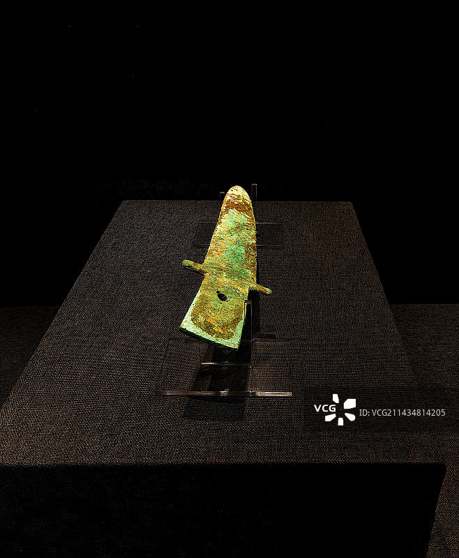 中国商代冷兵器，铜戈图片素材