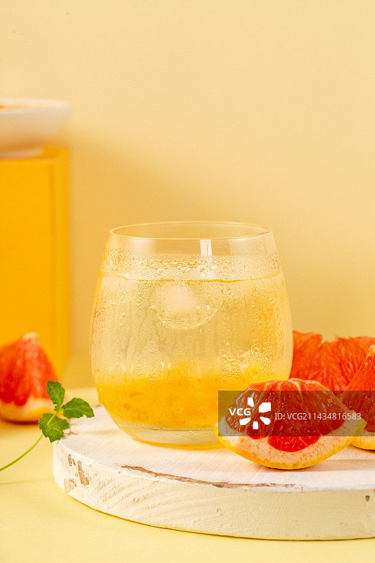 一杯美味的蜂蜜柚子水图片素材