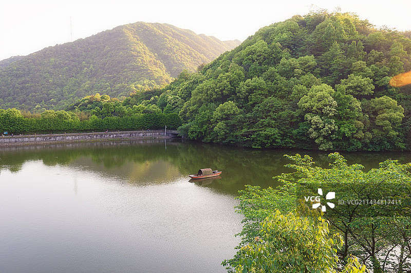 宁波镇海九龙湖香山教寺放生池图片素材
