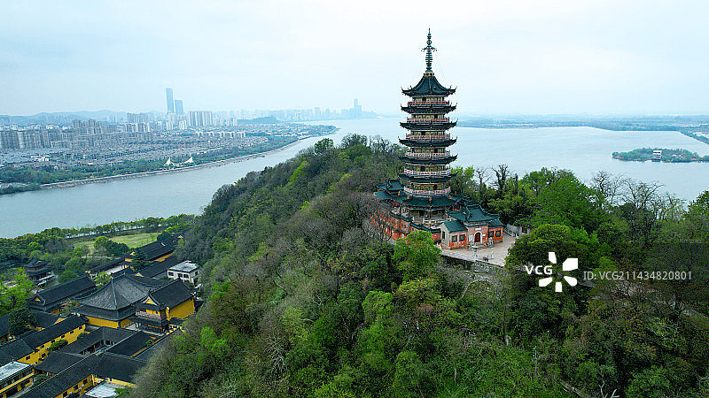 航拍视角下的焦山万佛塔和镇江城区图片素材