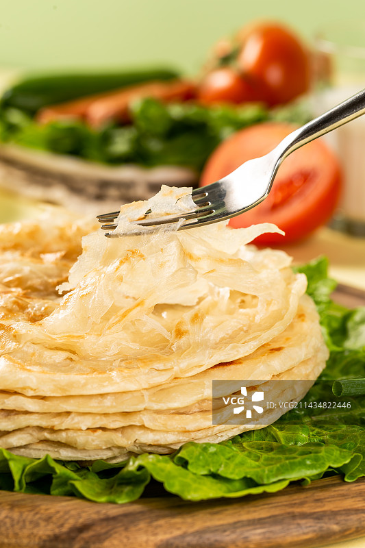 满满一盘美味的手抓饼图片素材