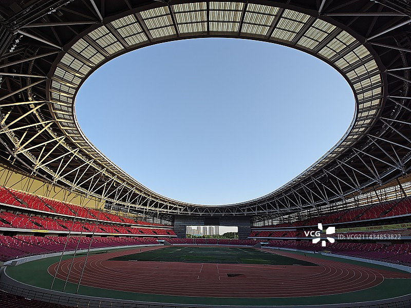 空旷无人的现代足球体育场图片素材