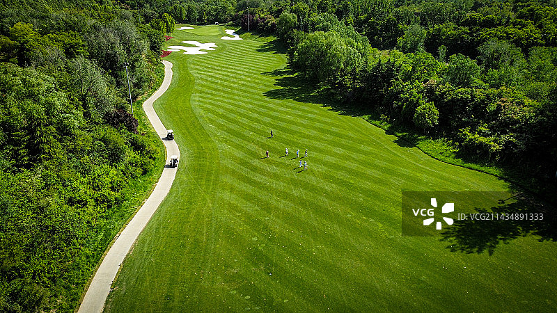 高尔夫草地沙坑的高角度观察图片素材
