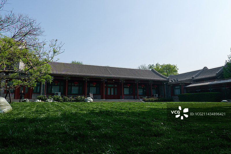 北京西城什刹海附近宋庆龄故居内的古典园林建筑风光图片素材
