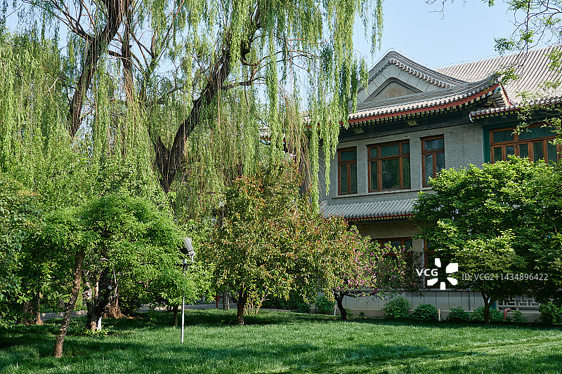 北京西城什刹海附近宋庆龄故居内的古典园林建筑风光图片素材