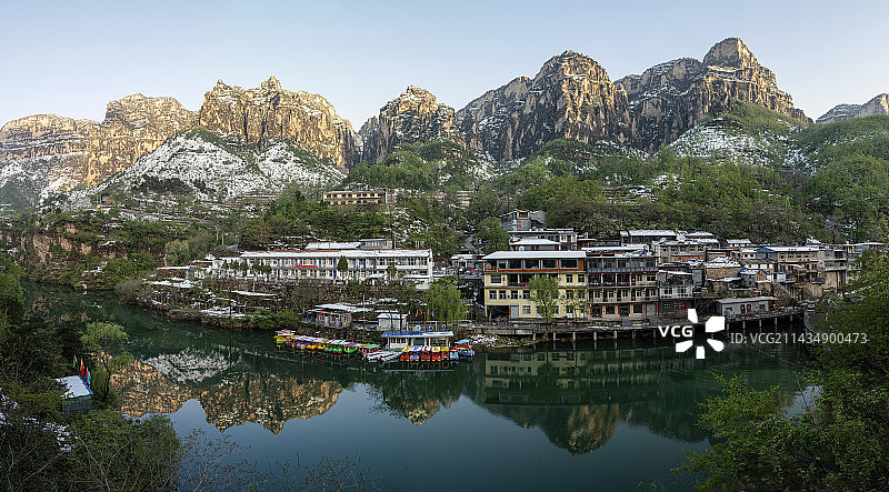 太行春雪后初晴的井底村全景图——平顺县图片素材