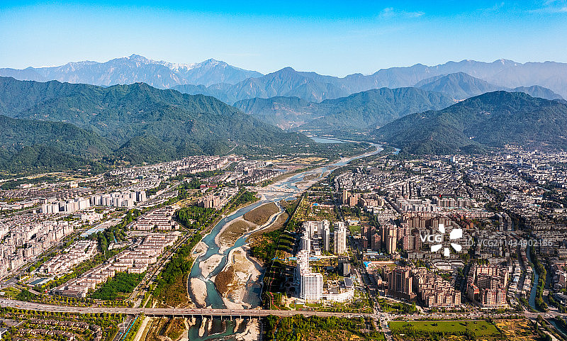 中国四川成都岷江两岸的都江堰市全景航拍图图片素材