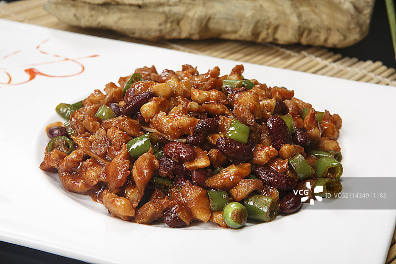 白瓷盘装的红豆鸡脆骨图片素材