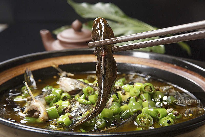藤椒麻辣砂锅煲嘎鱼图片素材