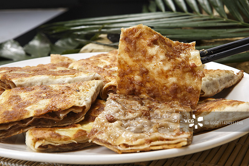 圆瓷盘装的家常肉饼图片素材