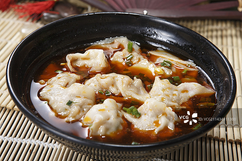 黑色瓷碗装的红油抄手（馄饨）图片素材