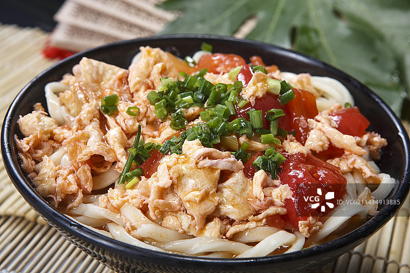 西红柿鸡蛋白面图片素材