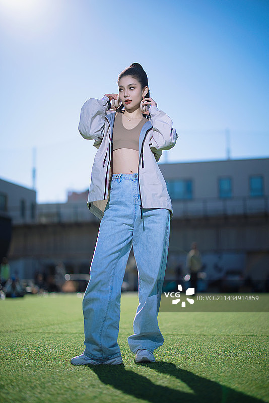 站在草地上的年轻人图片素材