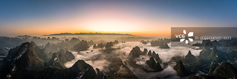 桂林阳朔漓江仙人台全景日出云海图片素材