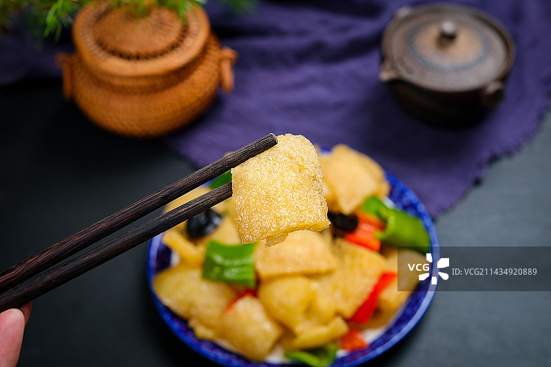 美味特色菜辣椒炒泡猪皮图片素材