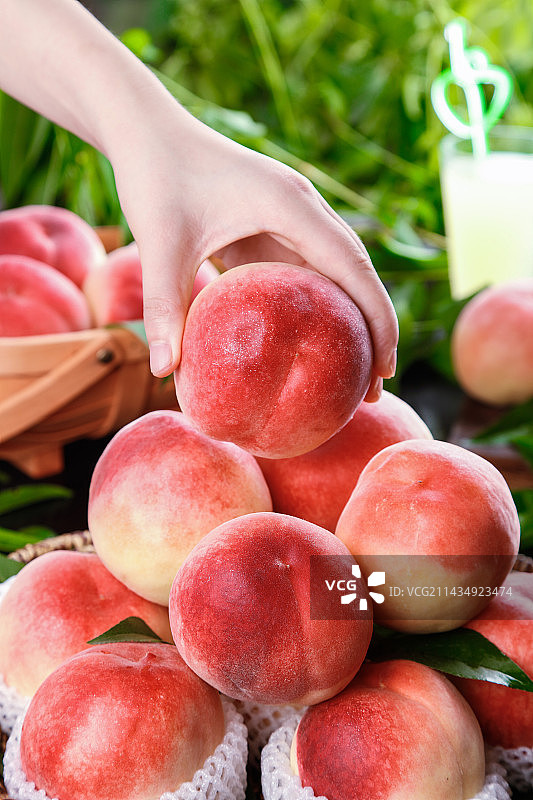 深底上的头茬水蜜桃图片素材