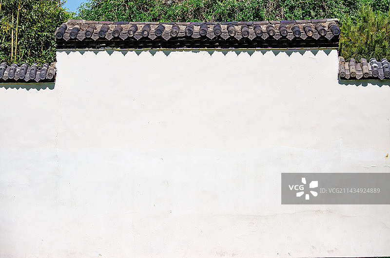 中国传统房屋复古建筑拍摄主题，公园白色的马头墙墙壁和屋脊上的灰瓦，户外白昼无人图像摄影图片素材