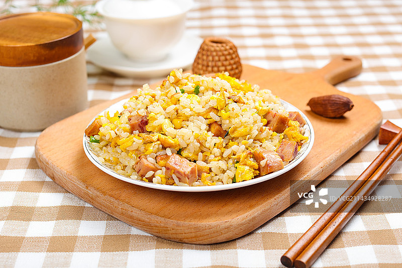 特色炒饭美食午餐肉鸡蛋炒米饭图片素材