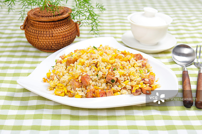 家常美食鸡蛋火腿肠炒饭图片素材